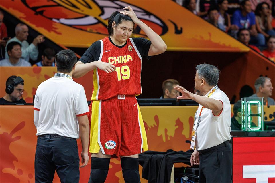 Die Chinesin Zhang Ziyu ist die mit Abstand größte Basketballerin bei der WM in Berlin. (Archivbild)Andreas Gora/dpa