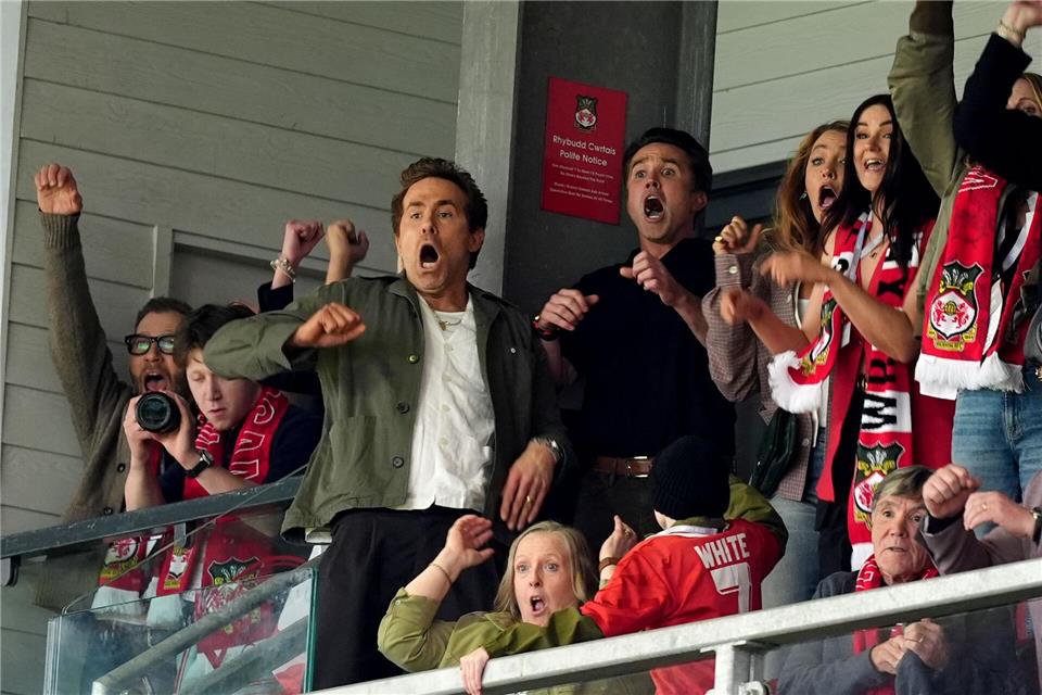 Die Clubinhaber Ryan Reynolds und Rob Mac gelten als leidenschaftliche Fans und sind regelmäßig bei den Spielen des AFC Wrexham. (Archivbild)Martin Rickett/PA Wire/dpa