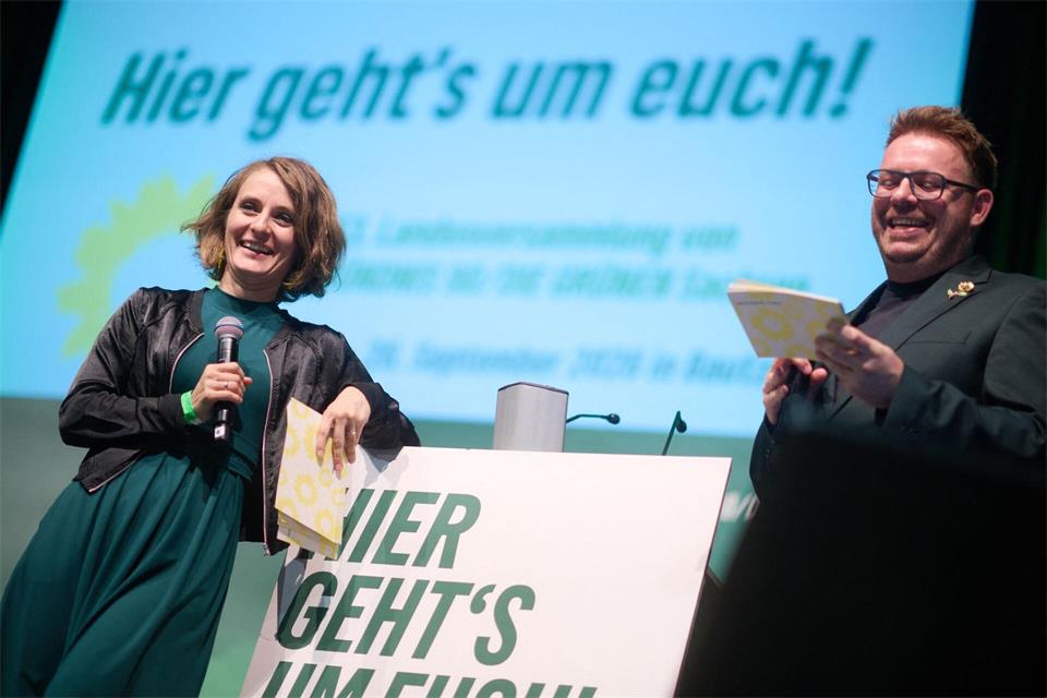 Die Co-Vorsitzenden der sächsischen Grünen, Coretta Storz und Martin Helbig, stellten den Leitantrag des Vorstandes in Bautzen vor.Robert Michael/dpa