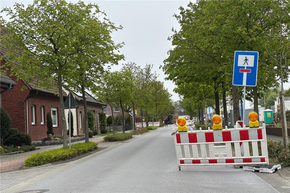 Die Coesfelder Straße ist aktuell in Richtung Kreisverkehr gesperrt, eine Durchfahrt ist nicht möglich. Das erfordert momentan oft eine Umleitung über den Rewe-Parkplatz.