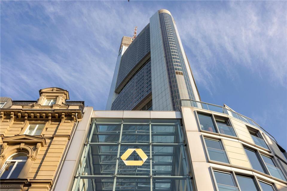 Commerzbank mietet neuen Wolkenkratzer Die Commerzbank mietet ein neues Hochhaus im Frankfurter Finanzviertel (Archivbild)Helmut Fricke/dpa