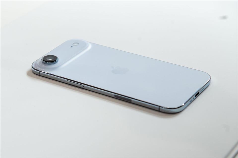 Die Computer-Technik des iPhone Air passt in die Kamera-Wölbung. Den Rest füllt die Batterie aus.Andrej Sokolow/dpa