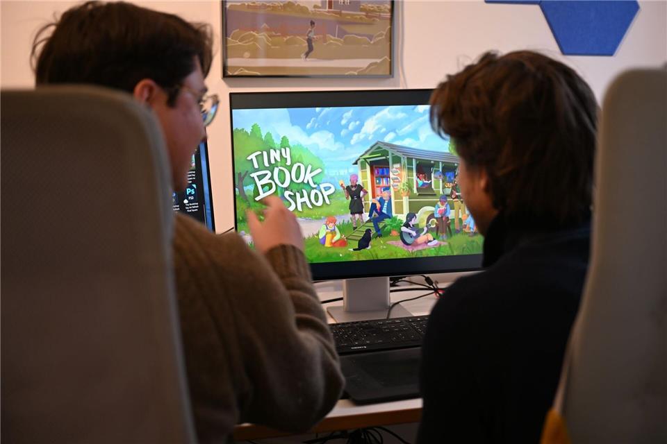 Die Computerspiele-Entwickler David Zapfe-Wildemann und Raven Rusch vom Kölner Independent-Studio Neoludic, das 2021 gegründet wurde und mit „Tiny Bookshop“ einen großen Erfolg feierte. (Archivbild)Wolf von Dewitz/dpa