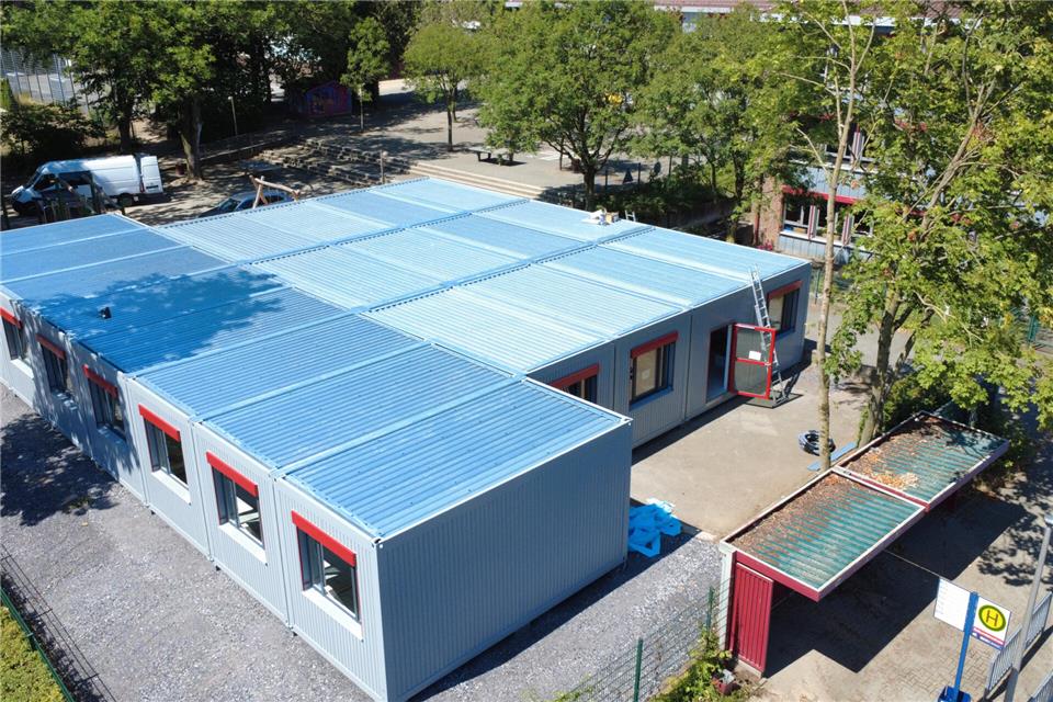 Die Container, die am Dienstag aufgestellt wurden, werden jetzt noch innen ausgebaut, an die Versorgungsleitungen angeschlossen und eingerichtet.