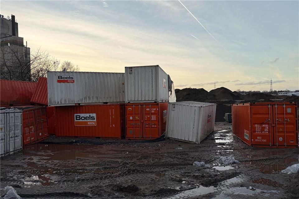 Die Container, die zwischen dem Ort der Sprengung und den Häusern aufgestellt waren, haben nach Angaben der Stadt Schlimmeres verhindert.Michael Bauer/dpa