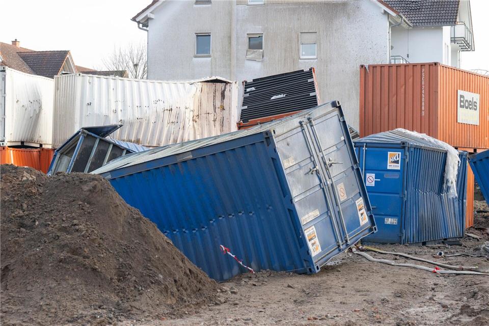 Die Container haben nach Angaben der Stadt Schlimmeres verhütet.Boris Roessler/dpa