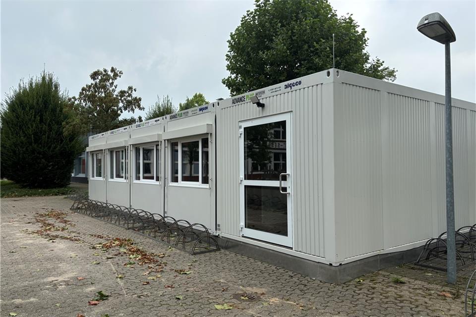 Die Container sind auf dem Schulgelände aufgestellt worden.