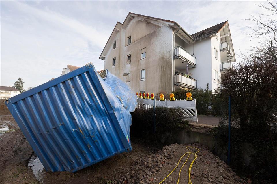 Die Container waren vor der Sprengung der Bombe durch den Kampfmittelräumdienst zum Schutz der Häuser aufgestellt worden. Die Wucht der Explosion war jedoch stärker als kalkuliert.Boris Roessler/dpa