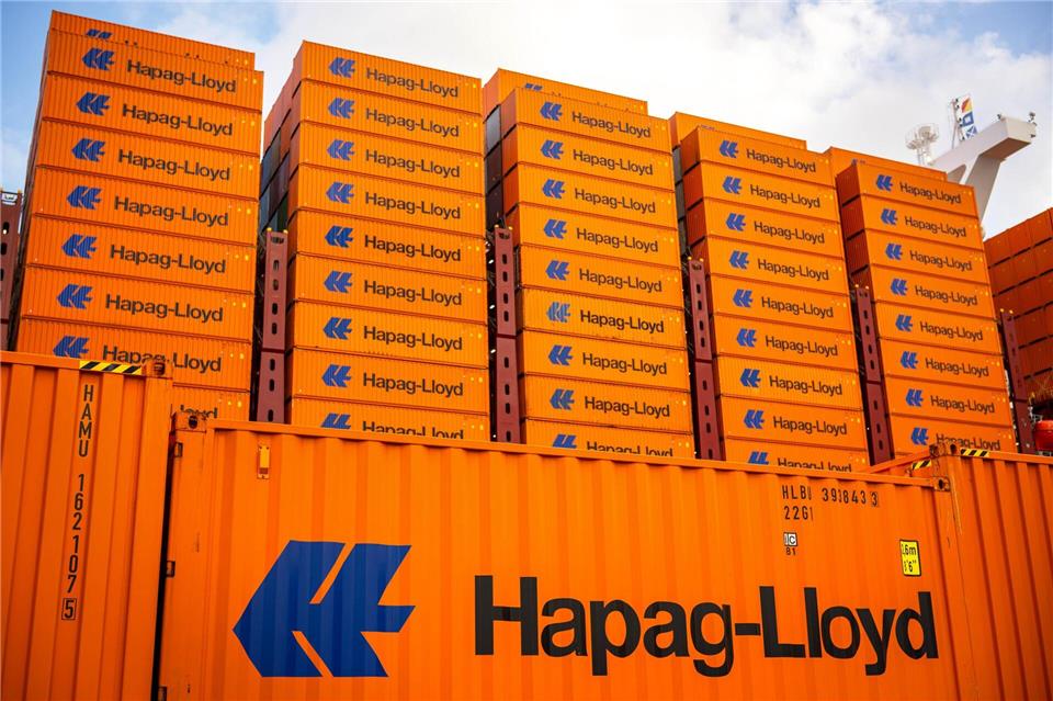 Die Containerreederei Hapag-Lloyd hat vergangenes Jahr mehr Container transportiert als 2024. Sina Schuldt/dpa
