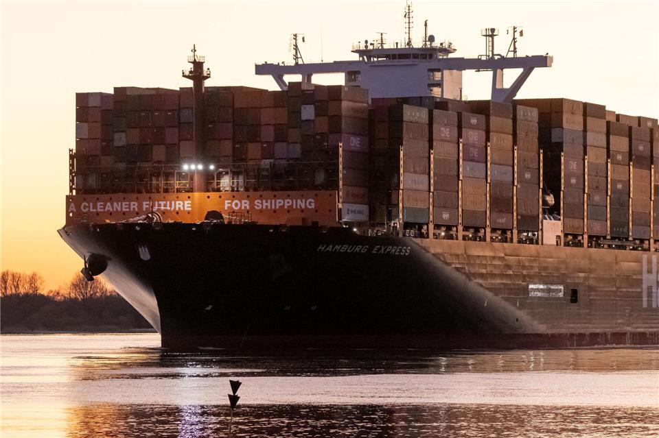 Die Containerreederei Hapag-Lloyd ist in die roten Zahlen gerutscht. (Archivbild)Bodo Marks/dpa
