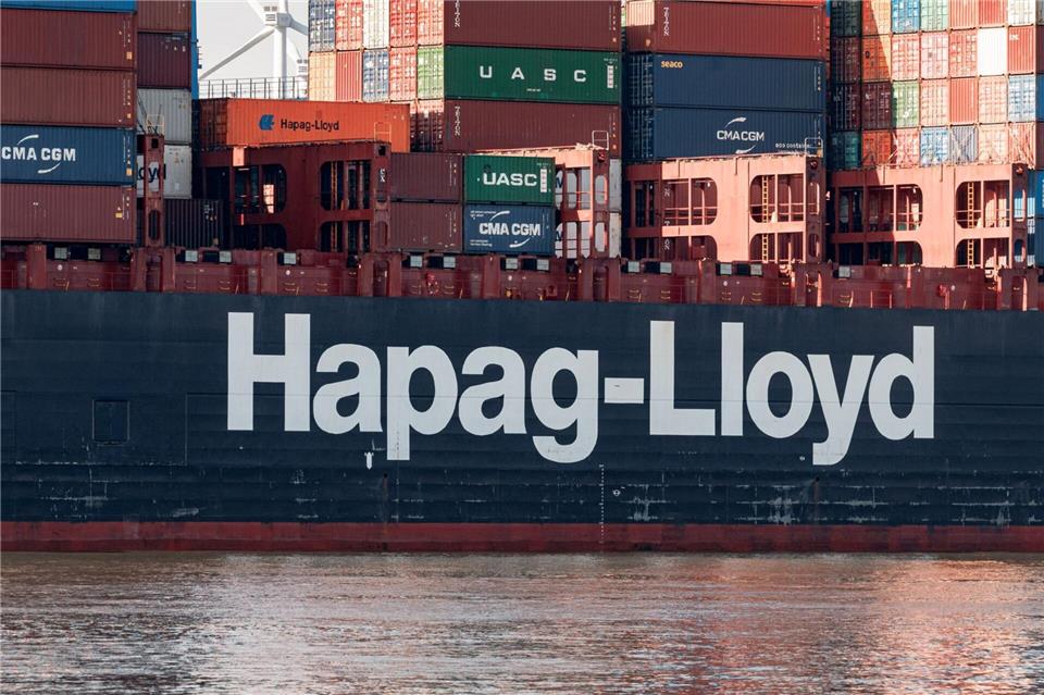 Die Containerreederei Hapag-Lloyd will wieder mehr Fahrten durch das Rote Meer und den Suezkanal wagen. (Archivbild)Markus Scholz/dpa