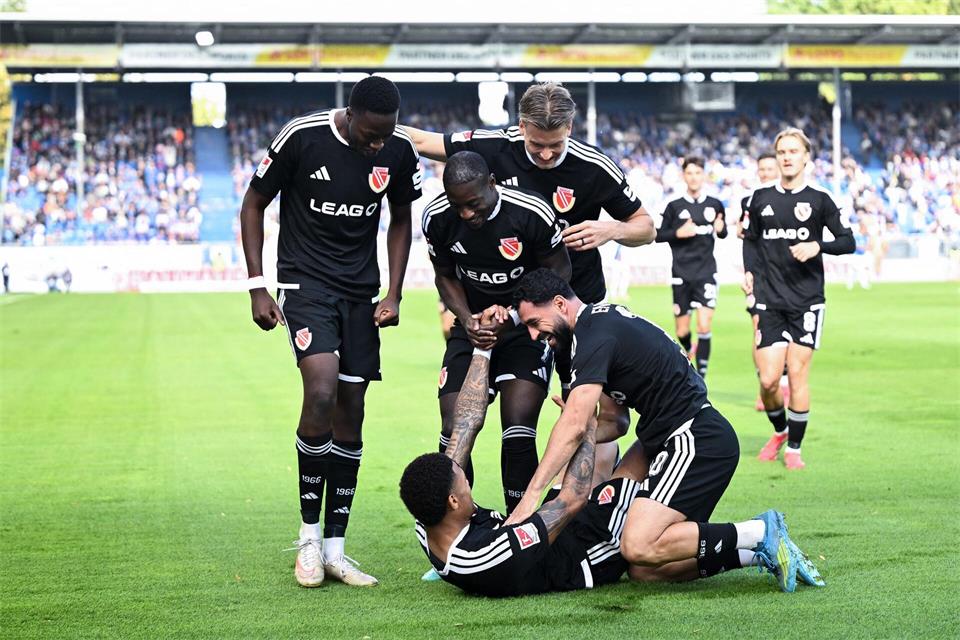 Die Cottbuser bejubeln den 1:0-Führungstreffer durch Justin Butler (am Boden).Florian Wiegand/dpa