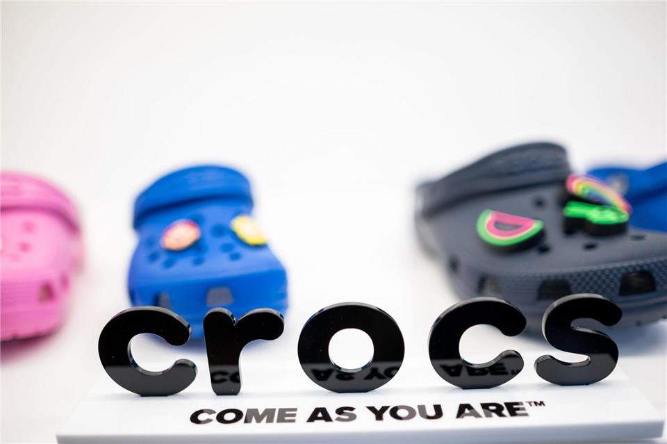Die Crocs-Macher verschreckten die Anleger mit der Aussicht auf einen Umsatzrückgang. (Archivbild)Fabian Strauch/dpa