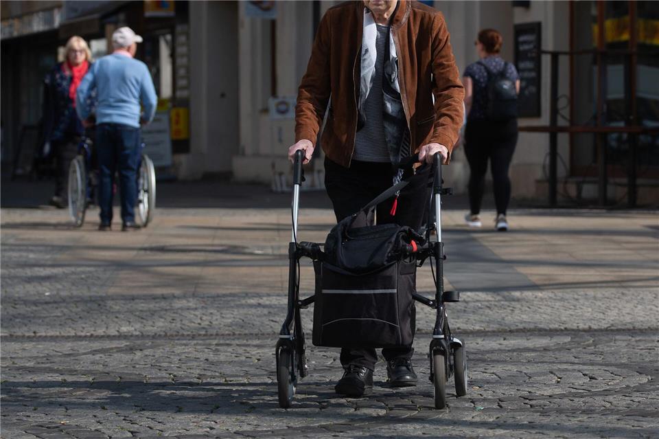 Die DAK fordert angesichts der Ergebnisse eine Reform des Pflegesystems. (Symbolbild)Fernando Gutierrez-Juarez/dpa