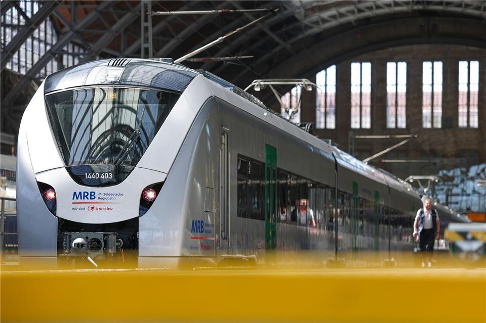 Die DB InfraGo schätzt die Kosten für den Ausbau des Nordabschnitts der Bahnstrecke Chemnitz-Leipzig fast doppelt so hoch ein wie noch vor zwei Jahren. Eine Machbarkeitsstudie soll nun klären, welche Varianten im vorhandenen Budget möglich sind. (Archivbild)Jan Woitas/dpa