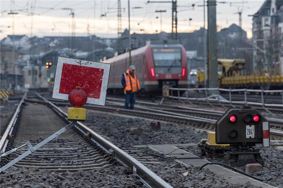 Die DB verspricht: „Fahrgäste kommen trotz großem Bauvolumen mit Zügen und Ersatzangeboten ans Ziel“. (Symbolbild)Hannes P. Albert/dpa