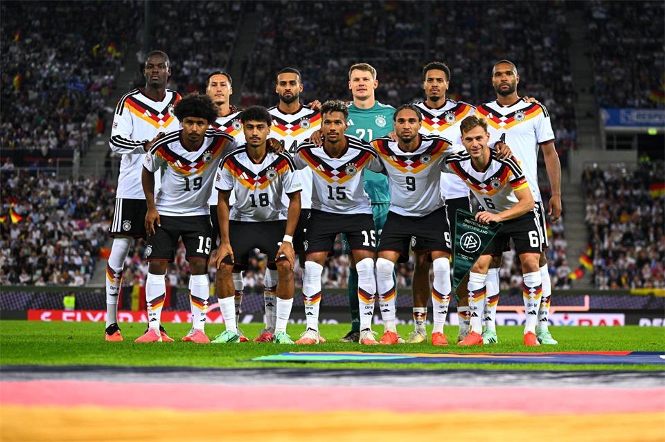 Die DFB-Elf posiert vor dem Anpfiff für das Teamfoto. Tom Weller/dpa
