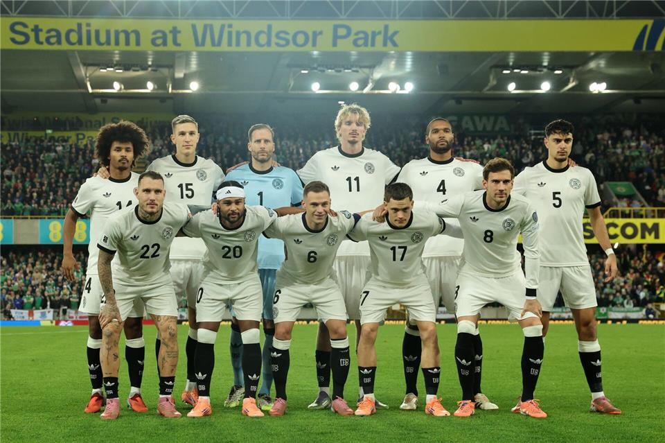 Die DFB-Elf stellt sich zum Team-Foto im Windsor Park. Christian Charisius/dpa