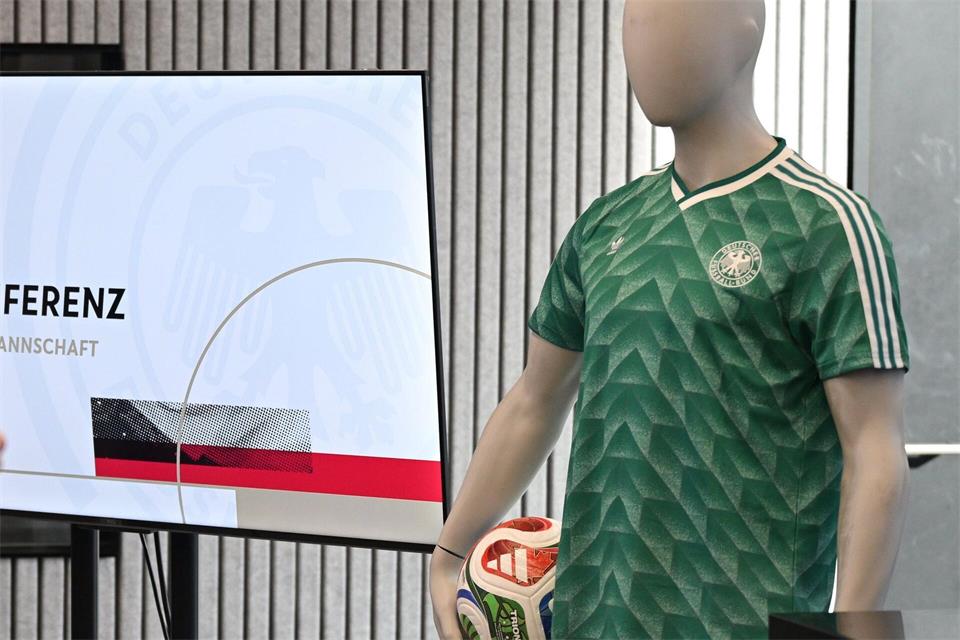 Die DFB-Elf wird in den Niederlanden in einem grünen Retro-Trikot spielen. (Archivbild)Boris Roessler/dpa