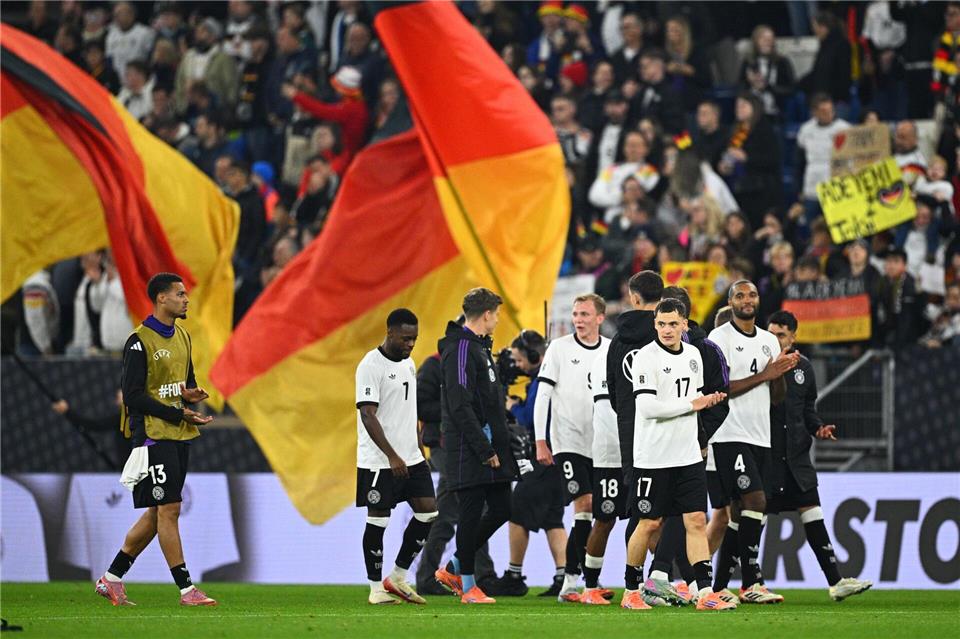 Die DFB-Spieler lassen sich für ihren klaren Sieg gegen Luxemburg feiern. Tom Weller/dpa