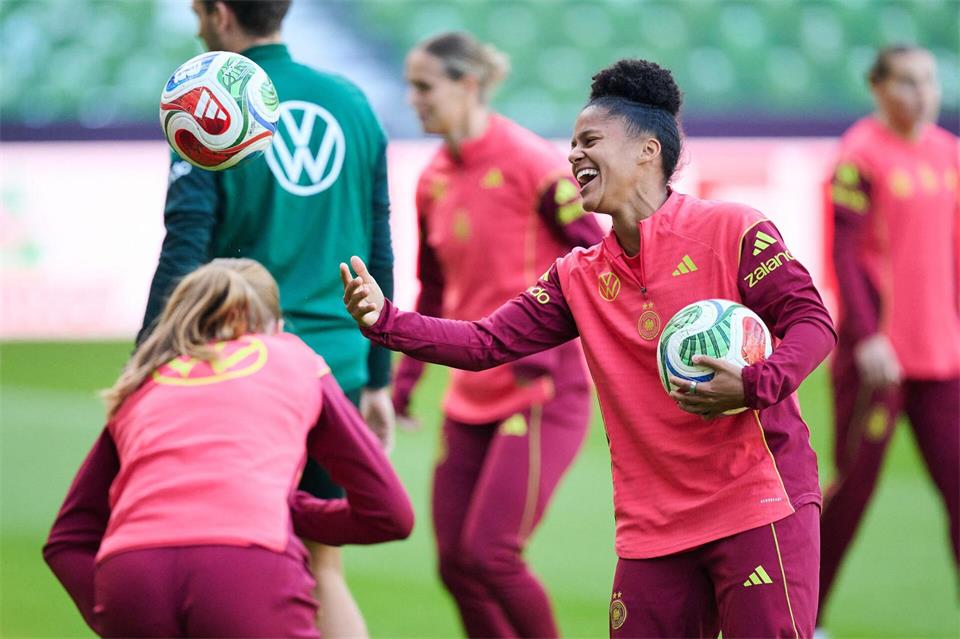 Die DFB-Spielerinnen beim Abschlusstraining in Bremen.Sebastian Christoph Gollnow/dpa