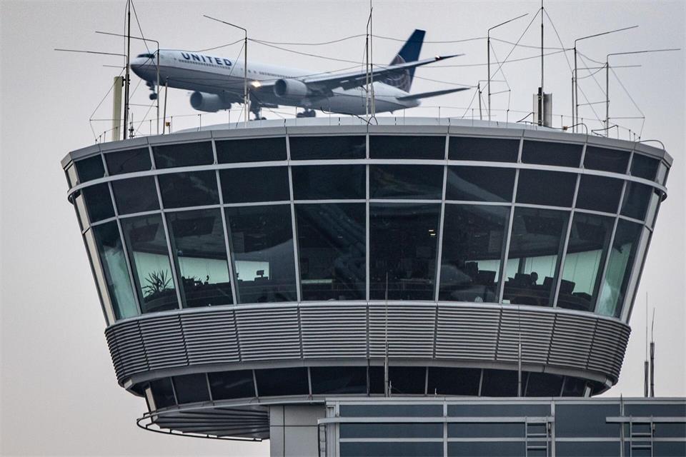 Die DFS-Fluglotsen im Tower erteilen unter anderem die Startfreigabe. (Symbolbild)Frank Rumpenhorst/dpa