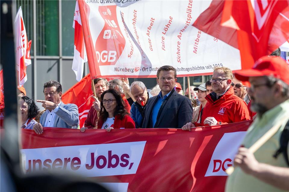 Die DGB-Bundesvorsitzende Yasmin Fahimi (Mitte) bei der zentralen Maikundgebung der Gewerkschaften in Nürnberg.Pia Bayer/dpa