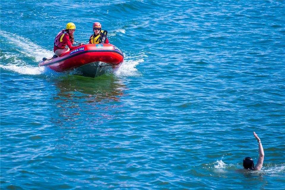 Die DLRG-Lebensretter gehen im laufenden Jahr von weniger Badetoten aus als noch 2024. (Archivbild)Jens Büttner/dpa-Zentralbild/ZB