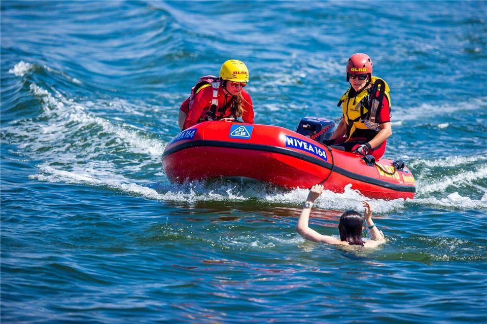Die DLRG-Rettungsschwimmer retten im vergangenen Jahr wieder vielen Menschen das Leben. (Archivbild)Jens Büttner/dpa-Zentralbild/ZB