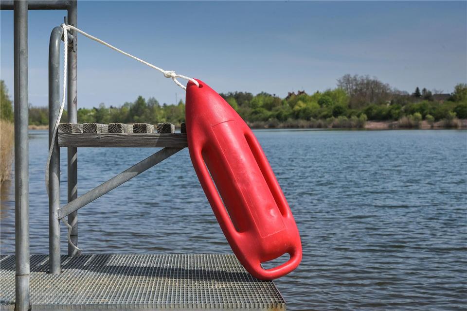Die DLRG mahnt Badegäste in den Sommerferien zu besonderer Vorsicht an Seen und Flüssen. (Symbolbild) Heiko Rebsch/dpa