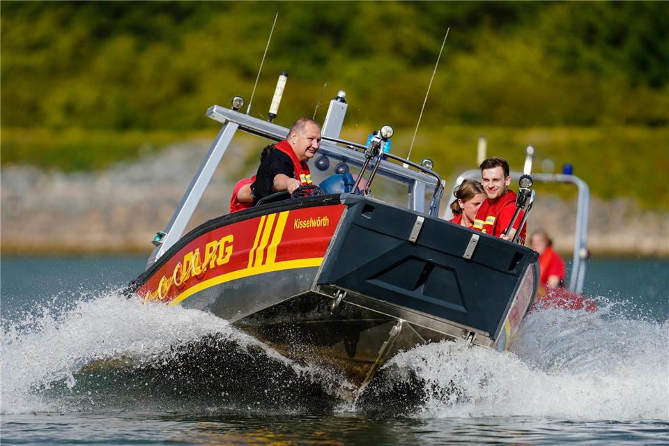 Die DLRG sicherte das teils gesunkene Sportboot. (Symbolbild)Uwe Anspach/dpa