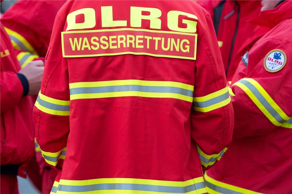 Die DLRG warnt eindringlich vor den Gefahren des Flussbadens.Arno Burgi/dpa