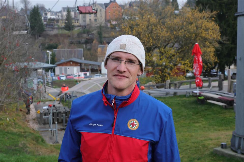 Die DRK-Bergwacht simuliert den Ausfall eines Skiliftes und die Rettung der Menschen.Bodo Schackow/dpa