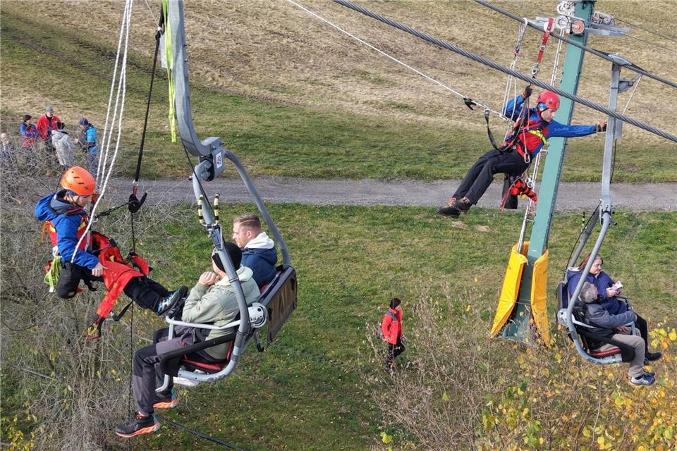 Die DRK-Bergwacht übt im Erzgebirge die Rettung aus einem Skilift.Bodo Schackow/dpa