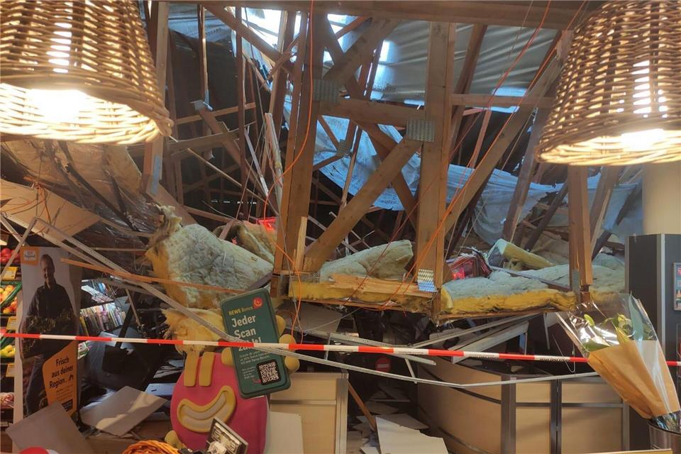 Die Dachkonstruktion ist auch auf den Kassenbereich gestürzt. Freiwillige Feuerwehr Lauchringen/dpa