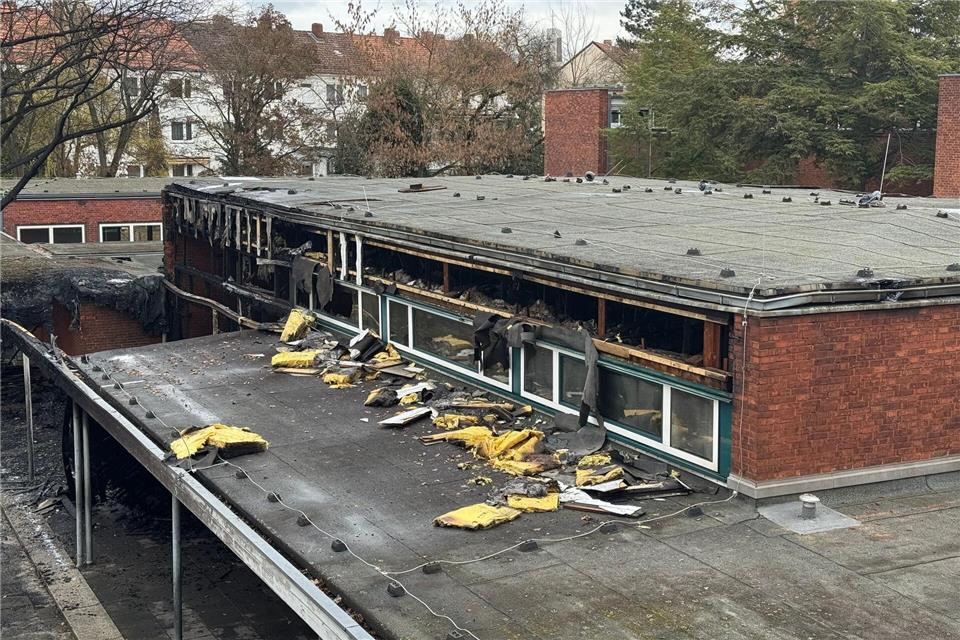 Die Dachkonstruktion wurde beschädigt. Kilian Genius/dpa