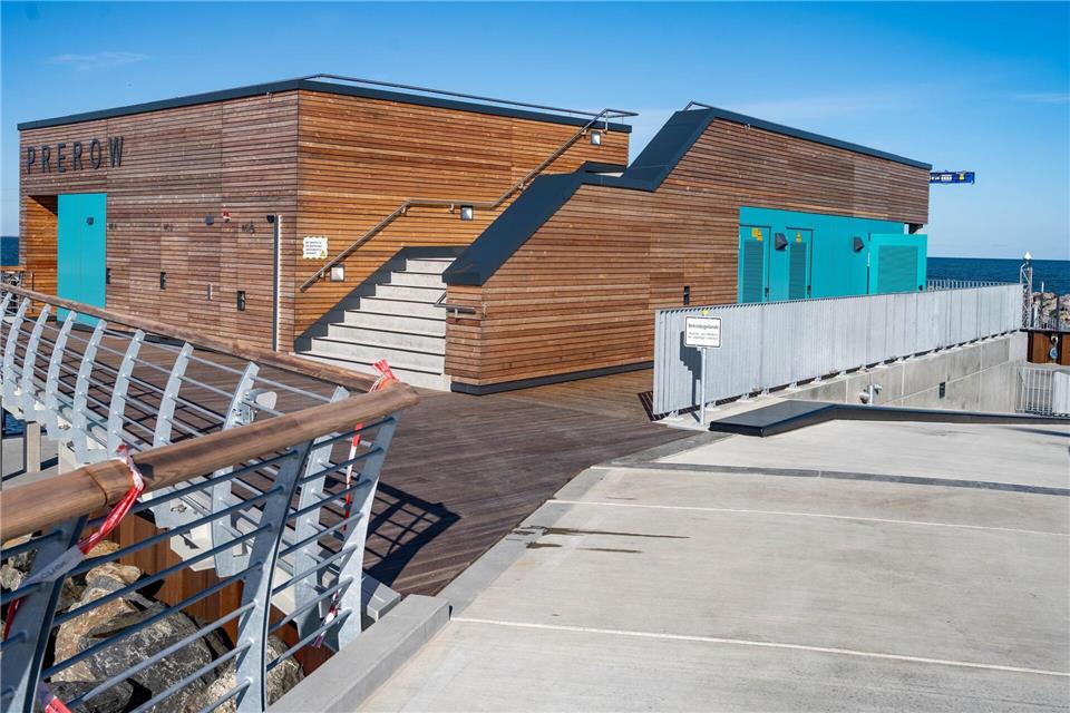 Die Dachterrasse am Inselhafen vor Prerow bietet einen Panoramablick auf die Küste.Stefan Sauer/dpa