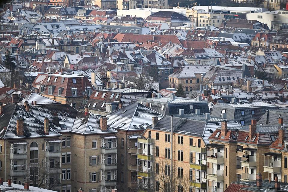 Die Dächer der baden-württembergischen Landeshauptstadt sind leicht mit Schnee überzogen. (Symbolbild)Bernd Weißbrod/dpa