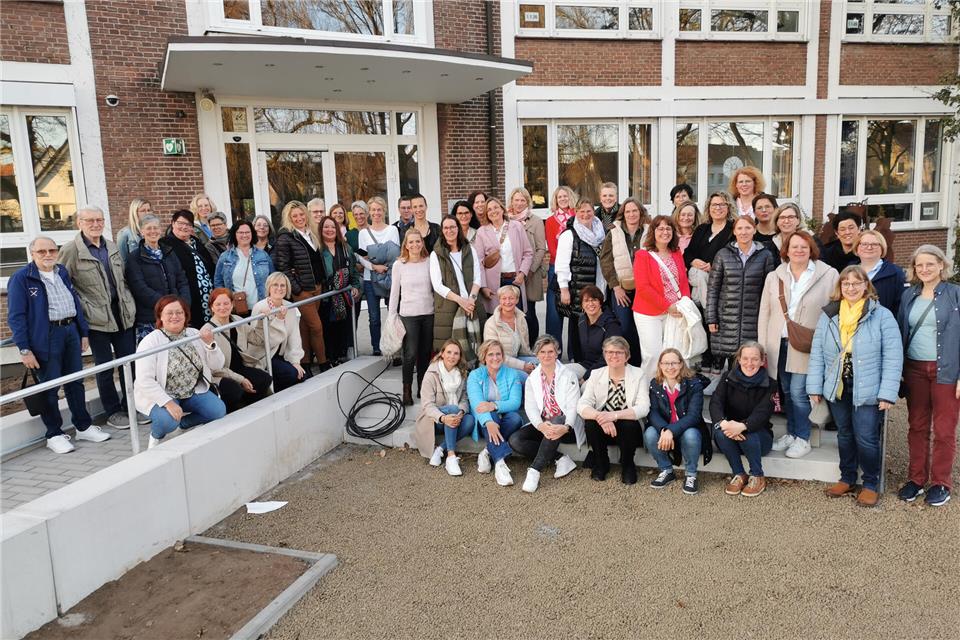 Die Damen des Entlassjahrgangs 1990 hatten auch die zwei ehemaligen Lehrer Hans Sühling und Klaus Niß zu Gast.