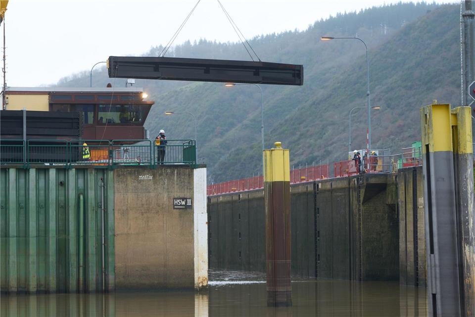 Die Dammbalken aus Stahl müssen bei jeder Schleusung einzeln herausgehoben werden. (Archivbild)Thomas Frey/dpa