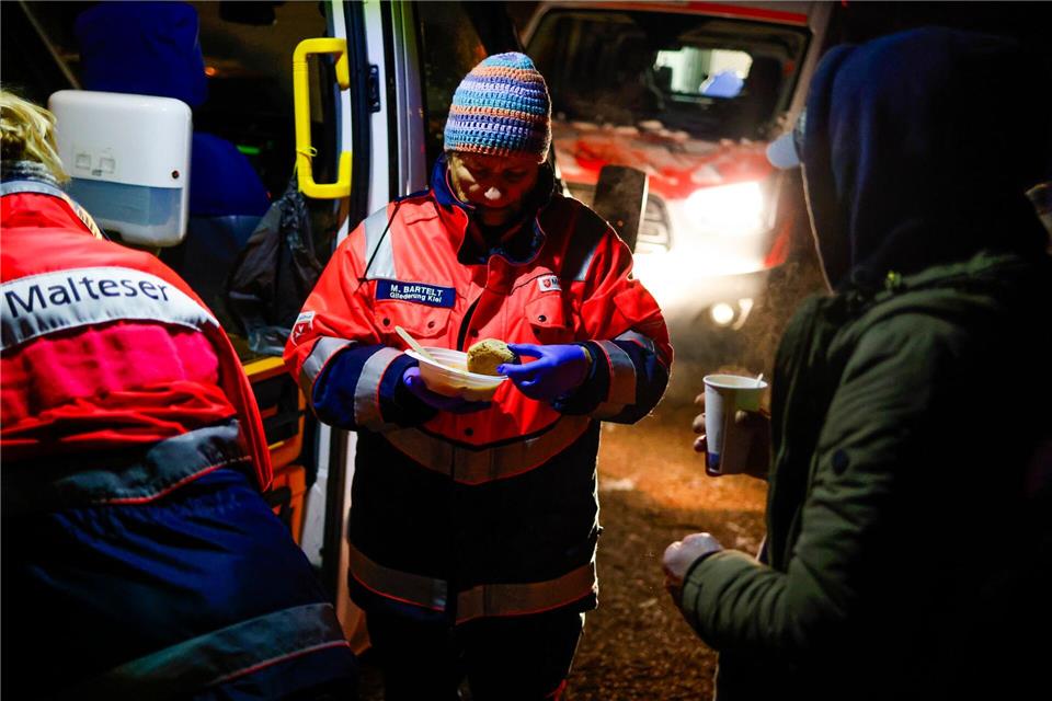 „Die Dankbarkeit, mit der wir dann empfangen werden, ist einfach großartig“, sagte Margrit Bartelt. Frank Molter/dpa