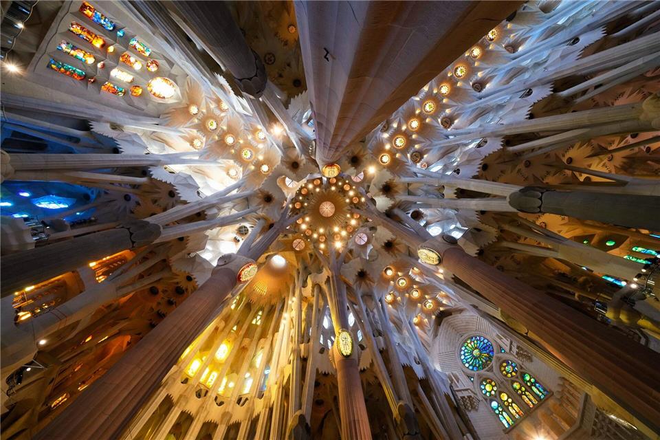 Die Decke der Basilika der Sagrada Familia in Barcelona vor der Ankunft des Papstes zur Feier eines Gottesdienstes.Bernat Armangue/AP/dpa