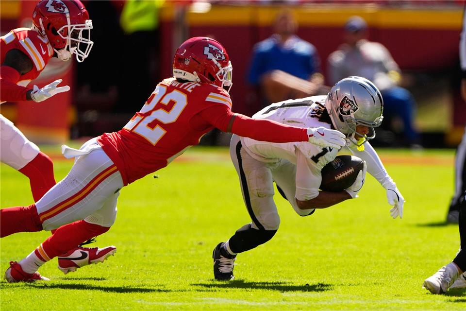Die Defensive der Kansas City Chiefs (li. Trent McDuffie) ließ keinen einzigen Punkt der Las Vegas Raiders zu.Charlie Riedel/AP/dpa
