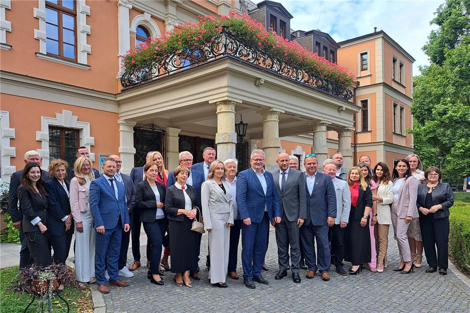 Die Delegation aus Raesfeld, Ratsmitglieder und Verwaltungsmitarbeiter aus Kobierzyce vor dem Rathaus der polnischen Partnerstadt nach dem Festakt.