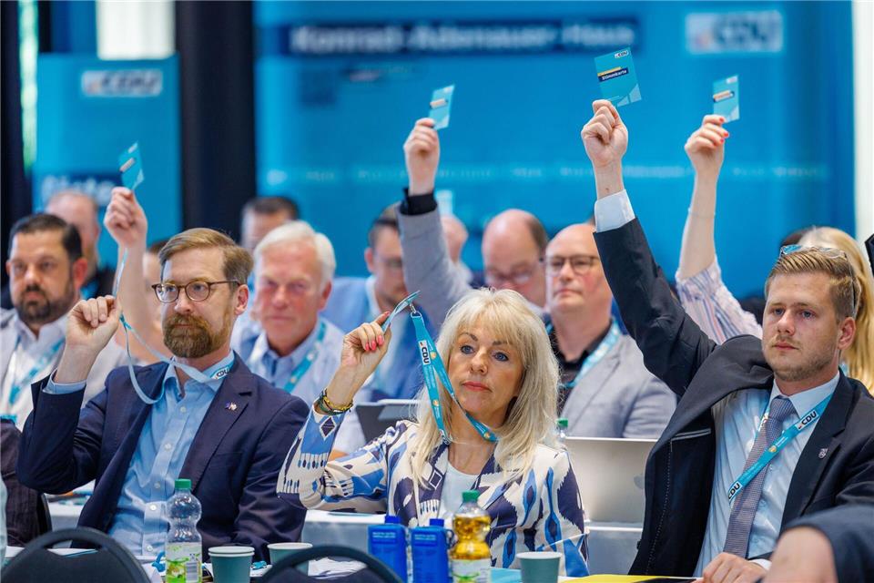 Die Delegierten beschlossen beim CDU-Landesparteitag das Wahlprogramm für die Landtagswahl im September.Jens Büttner/dpa