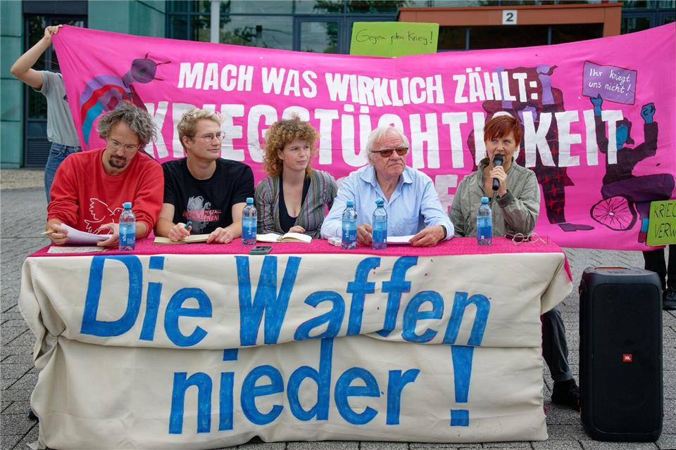 Die Demo-Veranstalter fordern eine vollständige Aufarbeitung des Polizei-Einsatzes.Henning Kaiser/dpa
