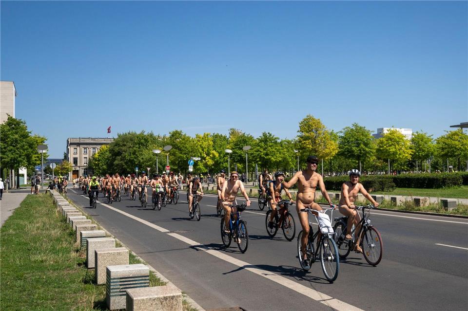 Die Demo „World Naked Bike Ride“ in Berlin wurde vom Taunus aus organisiert. (Archivbild)Christophe Gateau/dpa