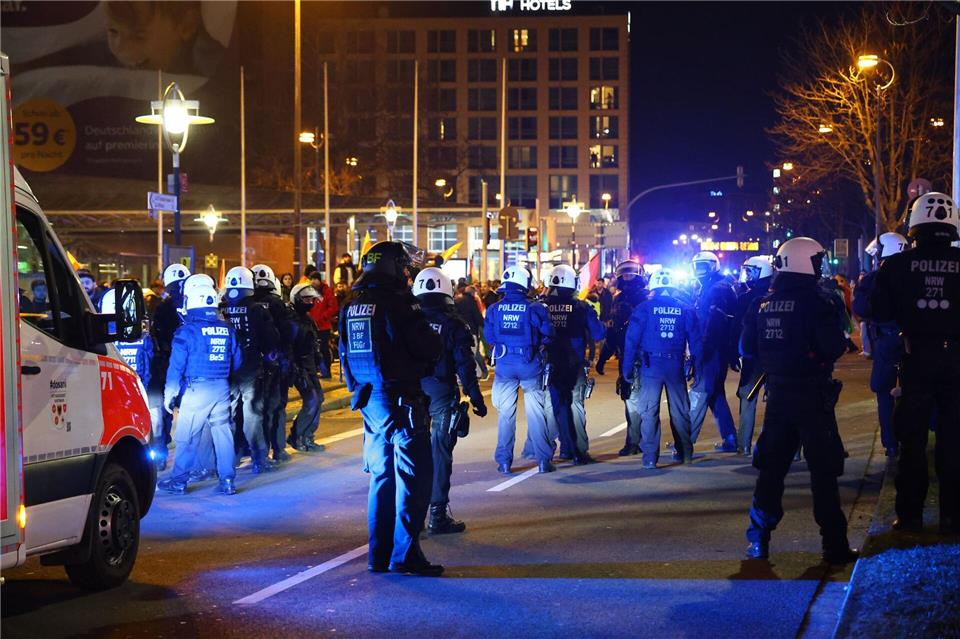 Die Demo sorgte in Dortmund auch für Verkehrsbehinderungen. Alex Talash/dpa