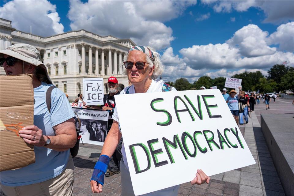 Die Demokratie ist laut einem neuen Bericht in vielen Ländern auf dem Rückzug - etwa in den USA. (Archivbild)J. Scott Applewhite/AP/dpa