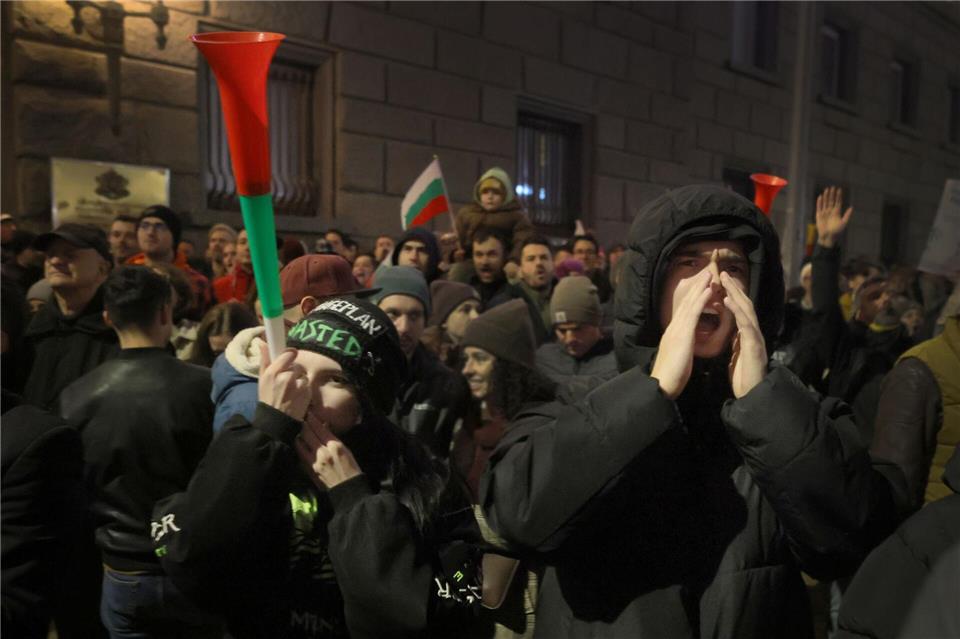 Die Demonstranten fordern eine faire Neuwahl. Valentina Petrova/AP/dpa